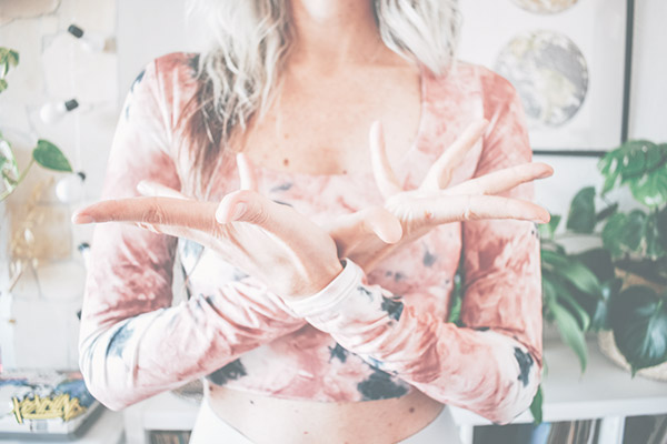Postura de manos mudra para meditación guiada