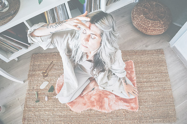 Cuerpo entero desde arriba para postura de yoga facial