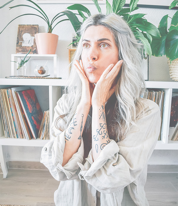 Mitad de cuerpo practicando yoga facial