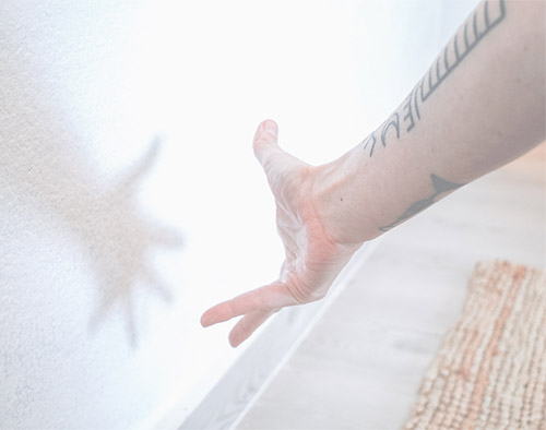 brazo mostrando una asana para la escuela de yoga online